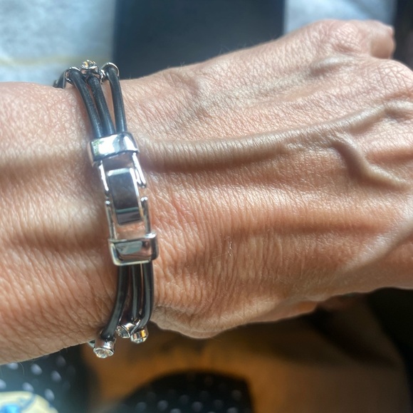 Elegant Black and Silver Bracelet - Picture 2 of 3